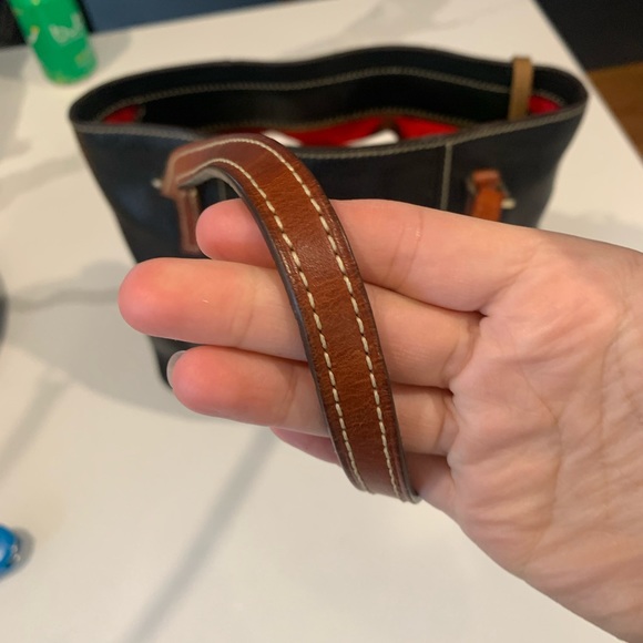 Pebbled Black Dooney & Bourke Learher Tote Red Lining - Picture 3 of 7